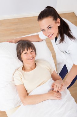 kadın doktor teselli kadın kıdemli