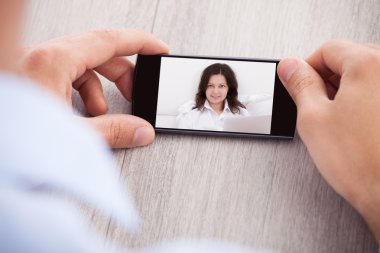 işadamı smartphone ile kadın arkadaşı ile sohbet