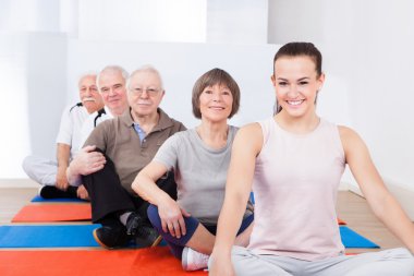 Yoga sınıf antrenör ve kıdemli müşteriler