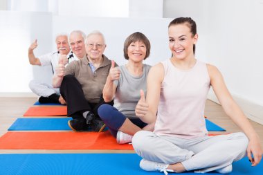 spor salonunda üst düzey müşterileri ile kendine güvenen eğitmen