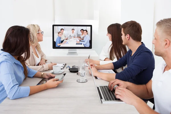 Equipe de negócios que assiste a videoconferência — Fotografia de Stock