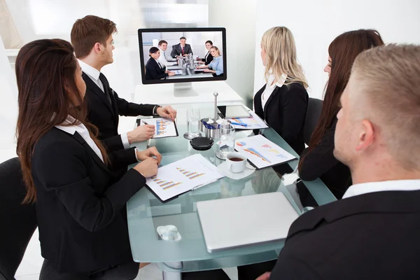 Imprenditori che partecipano alla videoconferenza — Foto Stock