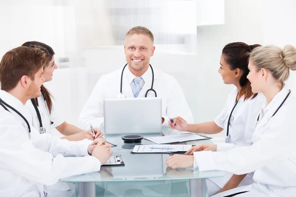 Médecins confiants au bureau — Photo