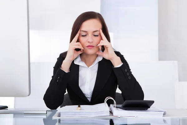 Angespannte Geschäftsfrau bei der Steuerberechnung — Stockfoto