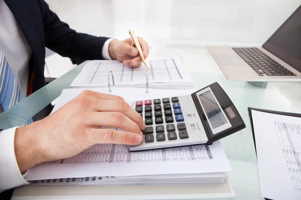 Biznesmen posiadania obliczania kosztów w biurze — Zdjęcie stockowe