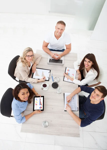 Geschäftsleute arbeiten am Schreibtisch — Stockfoto