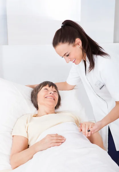 Femme médecin consolant femme âgée — Photo