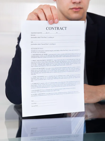 Бізнесмен, показуючи контракт паперу на століsözleşme kağıt masa başında gösterilen işadamı — Stok fotoğraf