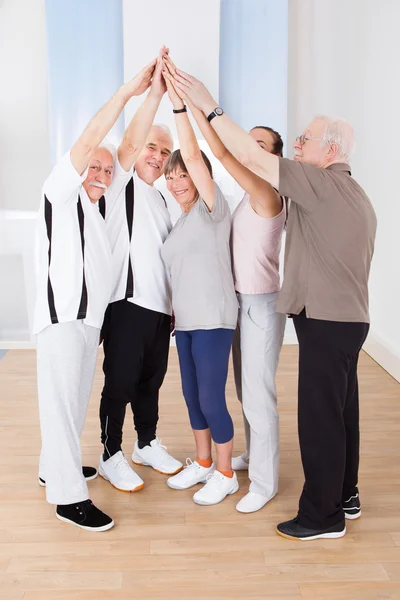 Les gens unissent les mains au gymnase — Photo