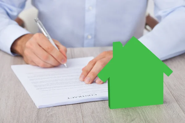 Businessman Signing Contract — Stock Photo, Image