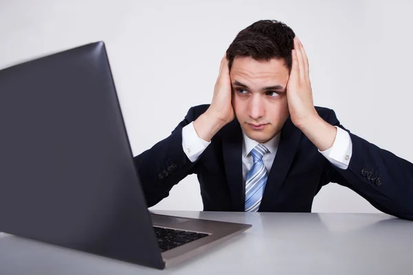 Látszó-on laptop pultnál aggódik üzletember — Stock Fotó