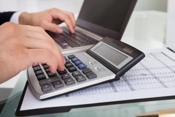 Empresário calculando as despesas no escritório — Fotografia de Stock