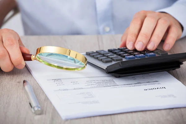 Homme vérificateur Examen des documents financiers — Photo