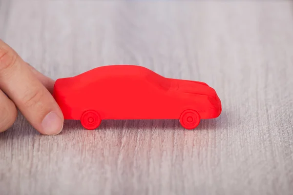 Modelo de coche rojo de conducción a mano —  Fotos de Stock