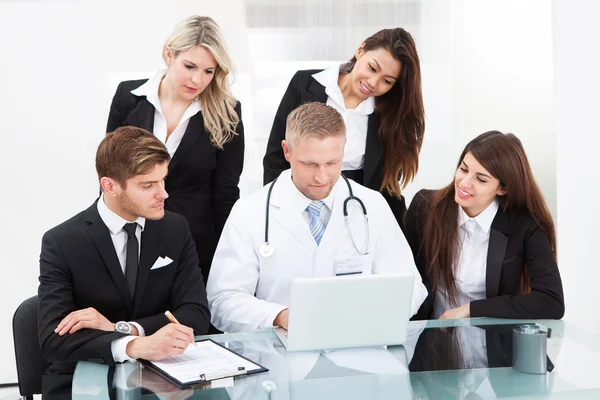 Doctor And Businesspeople Using Laptop — Stock Photo, Image