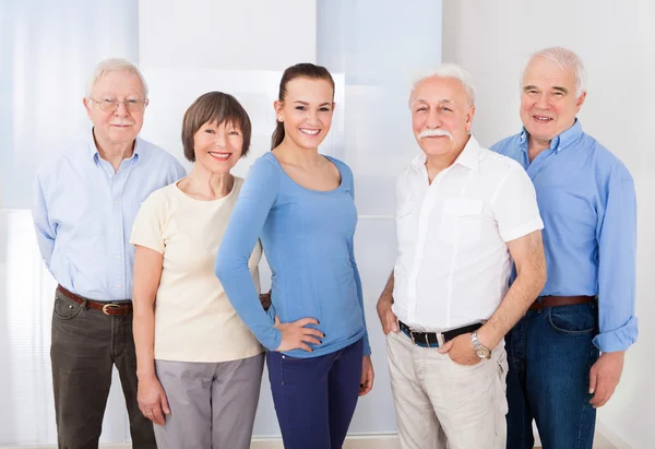 Confident Caregiver With Senior People — Stock Photo, Image