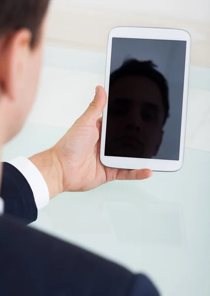 Biznesmen za pomocą cyfrowego tabletu w biurze — Zdjęcie stockowe