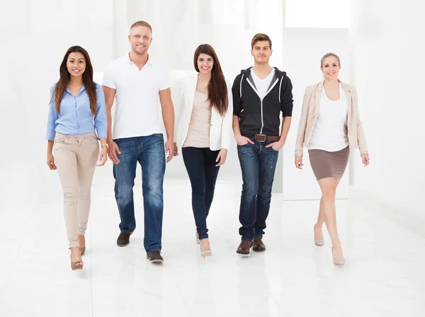 Vertrouwen zakenmensen lopen samen — Stockfoto