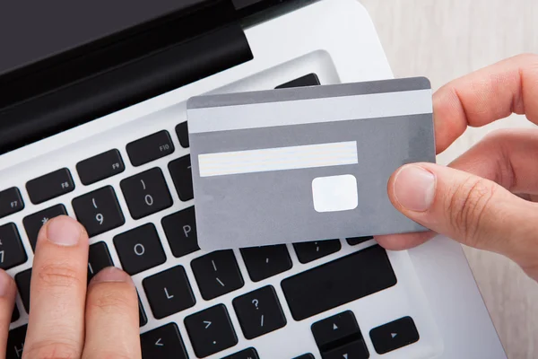 Zakenman met creditcard online winkelen bij receptie — Stockfoto