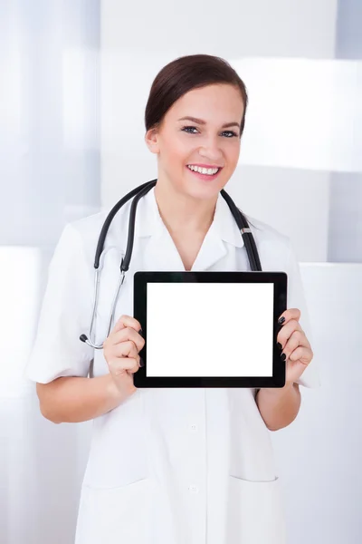 Medico mostrando Tablet digitale vuota — Foto Stock