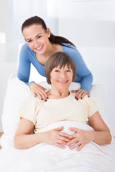 Porträt einer glücklichen Betreuerin mit Seniorin — Stockfoto