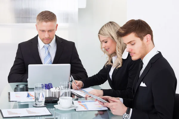 Les hommes d'affaires travaillant dans le bureau — Photo