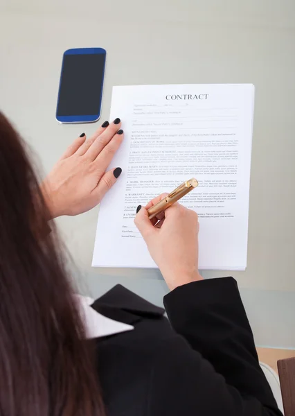 Geschäftsfrau unterschreibt Vertragspapiere — Stockfoto