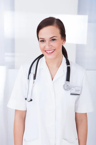 Portret van vertrouwen vrouwelijke arts — Stockfoto