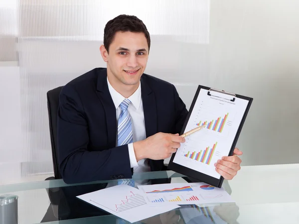 Vertrouwen zakenman grafieken in office tonen — Stockfoto