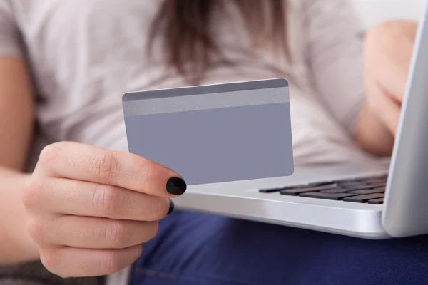 Mujer de compras en línea en casa — Foto de Stock