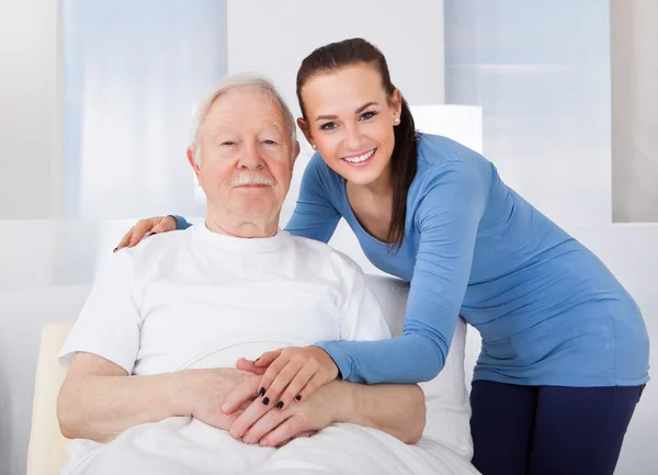 Cuidador Consolando Homem Sênior — Fotografia de Stock