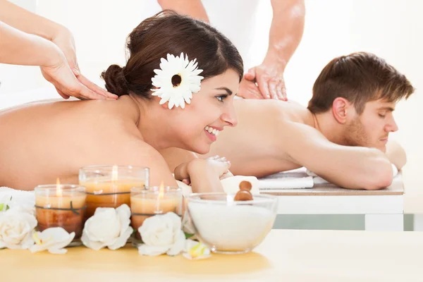 Paar ontvangende massage in spa — Stockfoto