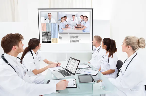 Team Of Doctors Looking At Projector Screen — Stock Photo, Image