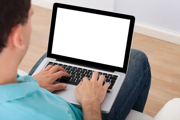 Homem usando laptop em casa — Fotografia de Stock