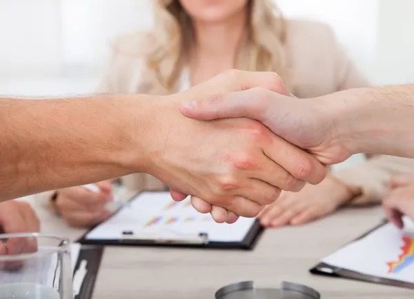 Affärsmän skakar hand — Stockfoto