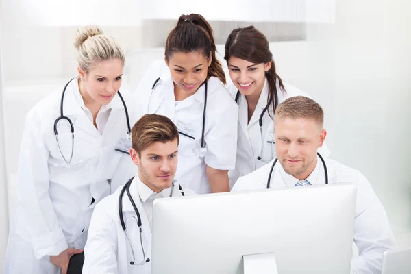 Doctors Using Desktop PC — Stock Photo, Image