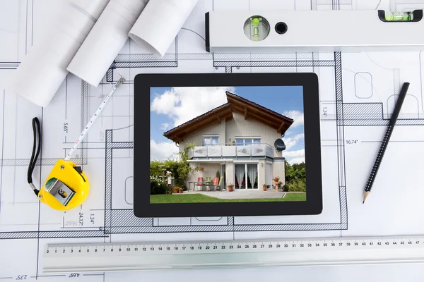 Tablette numérique avec des outils d'architecte sur le plan directeur — Photo