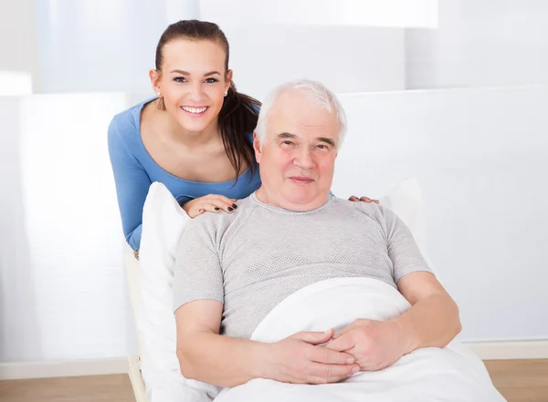 Portrait d'une soignante heureuse avec un homme âgé — Photo