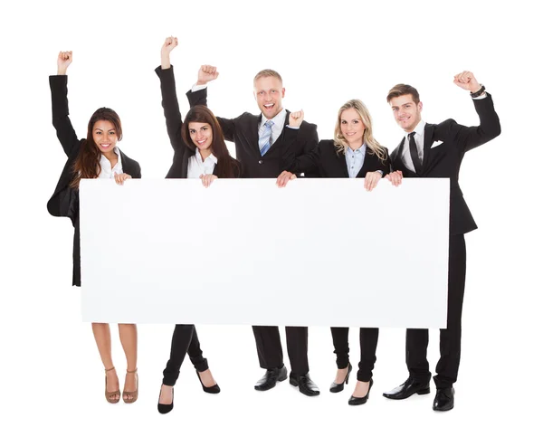 Empresários confiantes segurando banner em branco — Fotografia de Stock