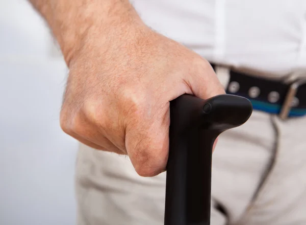 Homme âgé handicapé avec bâton de marche — Photo