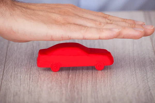 Modelo de carro vermelho de cobertura de mão — Fotografia de Stock