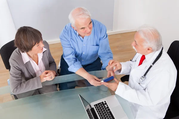 Couple âgé discutant de médecine — Photo