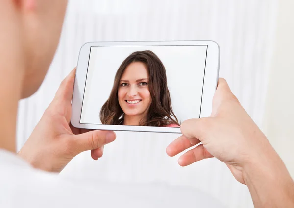 Videoconferencia del hombre con la mujer en la tableta digital en casa —  Fotos de Stock