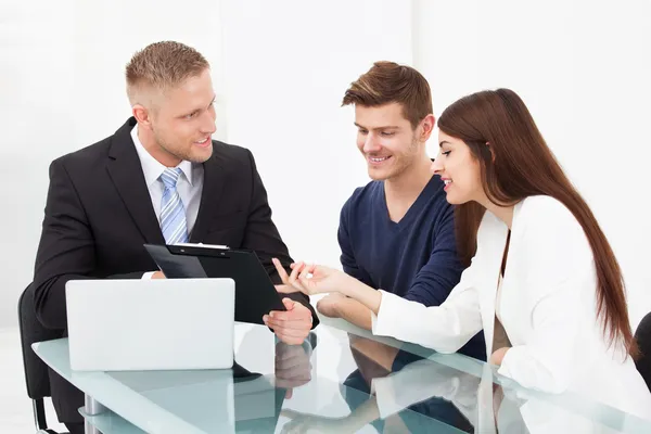 Paar diskutiert mit Finanzberater — Stockfoto