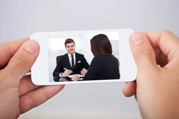 Mann schaut Film auf Smartphone — Stockfoto