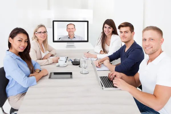 Equipo empresarial que asiste a la videoconferencia —  Fotos de Stock