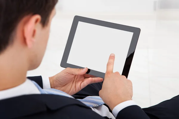 Uomo d'affari che utilizza il tablet digitale in ufficio — Foto Stock