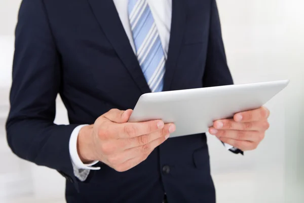 Geschäftsmann mit digitalem Tablet im Amt — Stockfoto