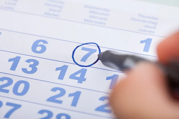 Imprenditore che segna la data sul calendario in ufficio — Foto Stock