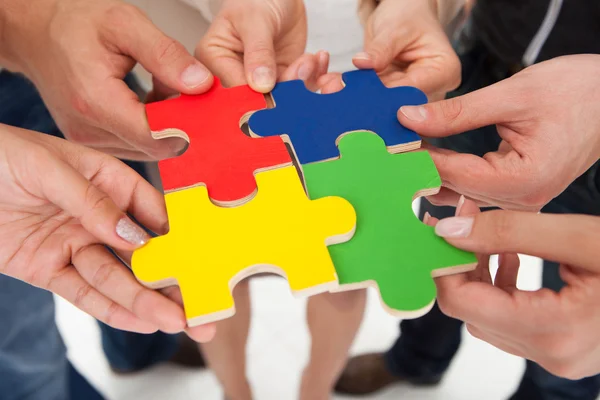 Imprenditori che si uniscono pezzi di puzzle — Foto Stock